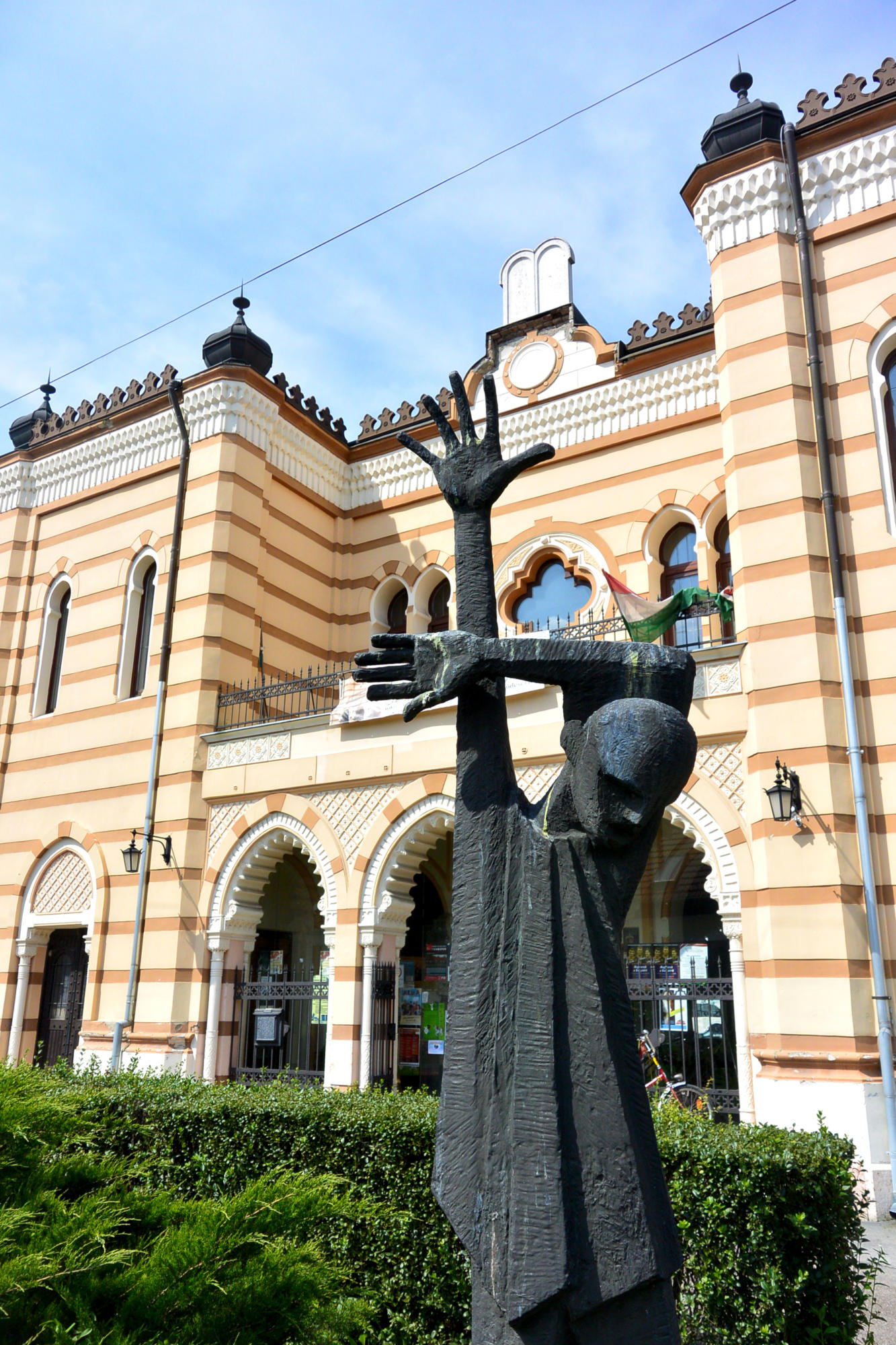 Mártíremlékmű az esztergomi zsinagóga előtt