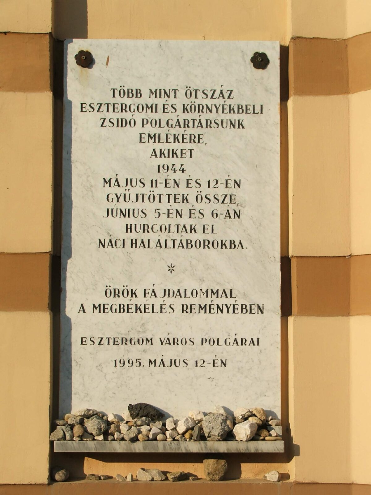 Emléktábla az elhurcolt esztergomi és környékbeli zsidó polgártársak emlékére